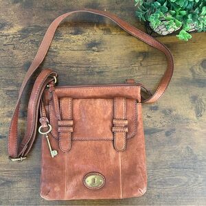 Fossil Brown Leather Crossbody Bag with Adjustable Strap and Brass Tone Hardware